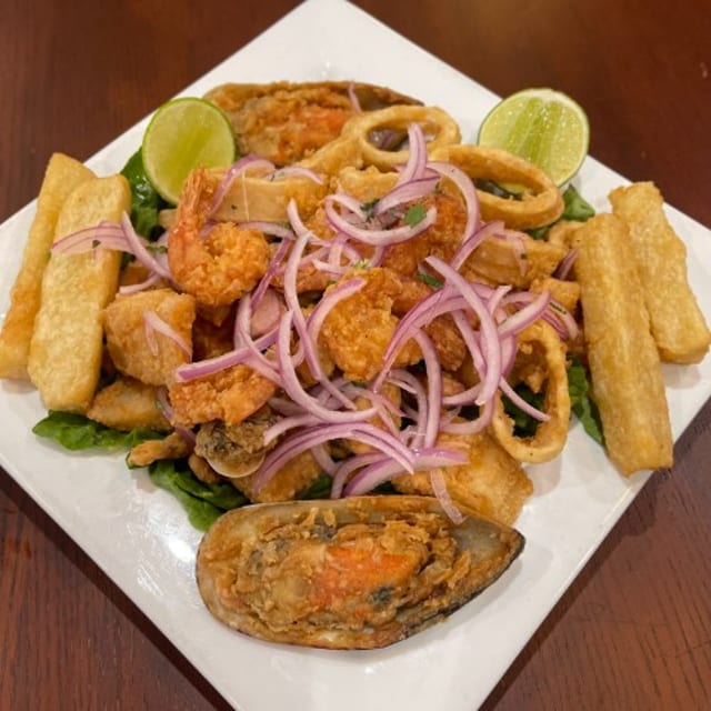 Fried Mixed Seafood Platter / Jalea.