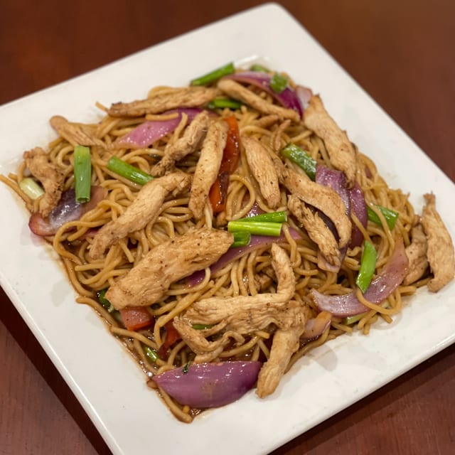 Especial 6: Chicken Sautéed Noodles (Tallarín de Pollo).