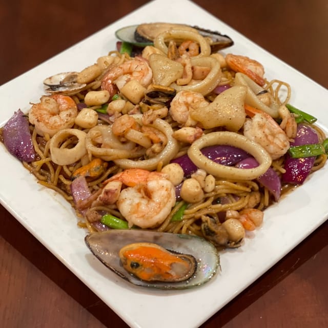Seafood Sauteed Noodles Platter / Tallarines De Mariscos.