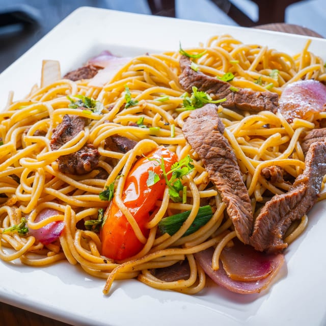 Beef Sauteed Noodles Platter / Tallarines De Carne.
